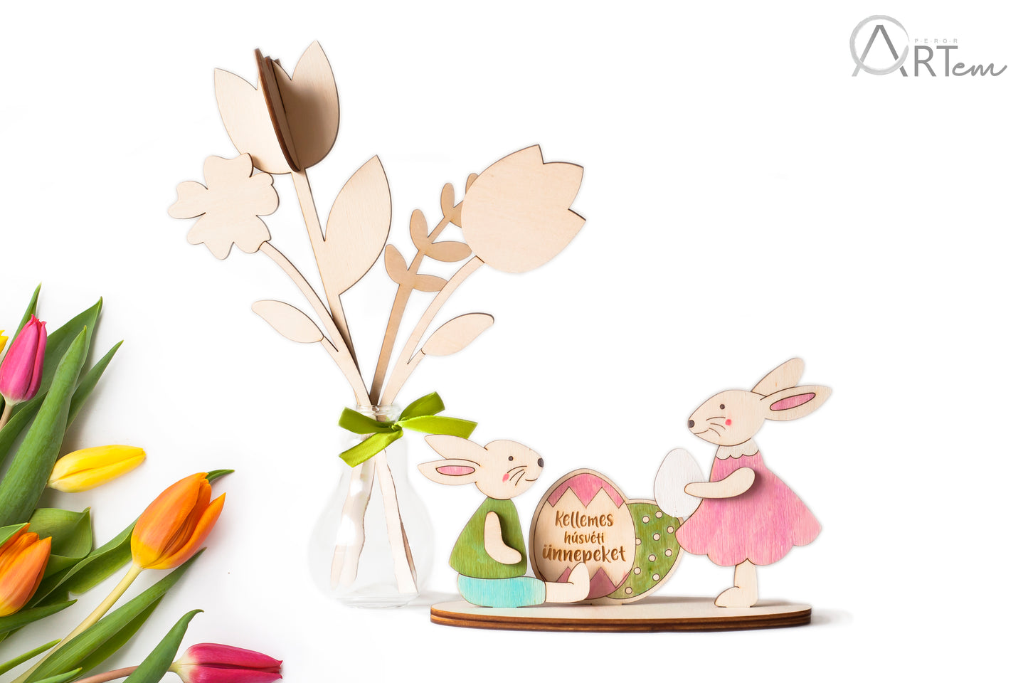 Húsvéti asztaldísz és váza favirágokkal